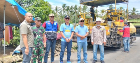 Anggota DPRD, Camat, dan Kapolsek Tinjau Pengaspalan Spot Sukabanjar–Suak, Tekankan Pekerjaan Sesuai Spek