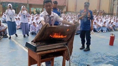 Kelalaian Masih Dominan, Damkar Lamsel Turun ke Sekolah Beri Edukasi Kebakaran