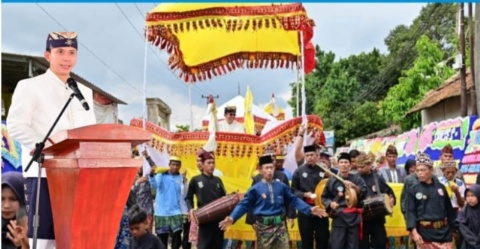 Bupati Lampung Selatan Egi Pratama Terima Adok Pengikhan dari Masyarakat Adat