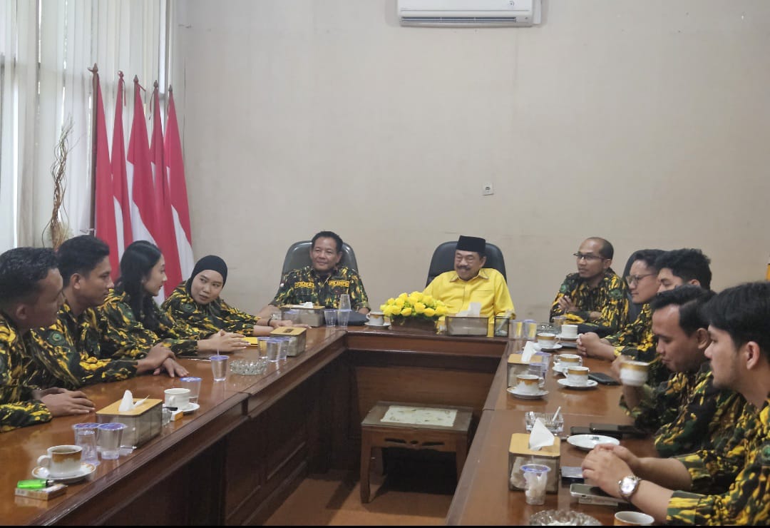 Kahar Partai Golkar Lampung Riza Mirhadi Terima Laporan Peserta Diklat Satgas Nasional Dari Ketua PD AMPD Darlian Pone
