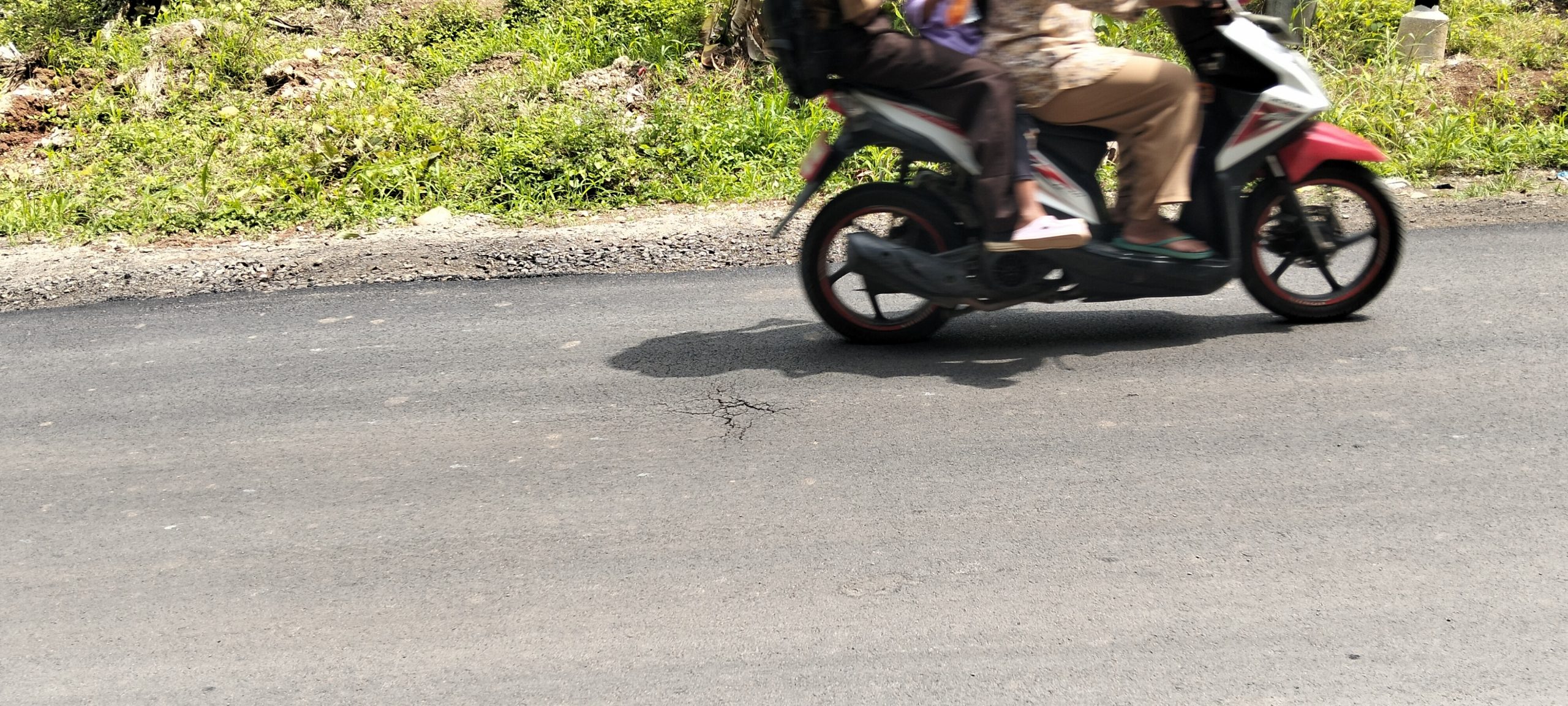 Belum Genap Sebulan Diperbaiki, Jalan Sukabanjar–Suak Retak dan Ambles, DPRD Lamsel Akan Turlap