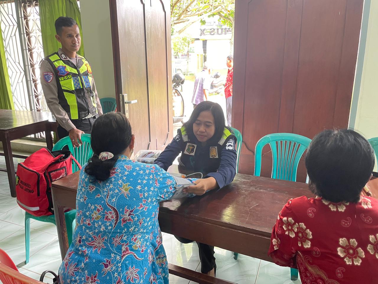 Sub Satgas Dokkes Polres Blora Perkuat Pengamanan Operasi Lilin Candi 2025 dengan Layanan Medis Proaktif