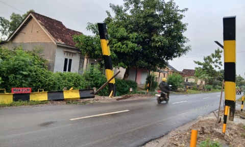 Portal Jalan Sidowaluyo–Way Panji Putus Diduga Ditabrak Kendaraan Bermuatan Tinggi