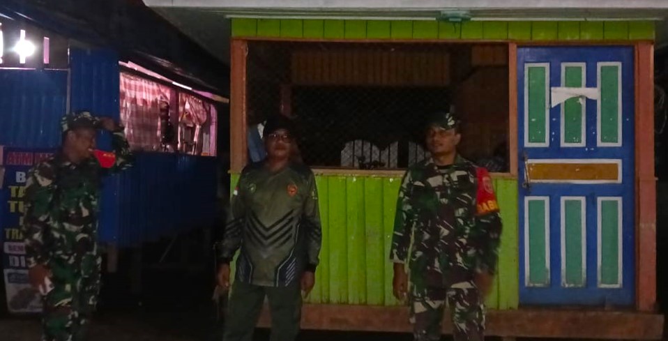 Lakukan Patroli Siskamling, Babinsa Tabang Pantau Keamanan Wilayah Bersama Warga