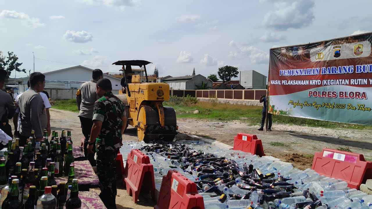 Polres Blora Musnahkan Ribuan Botol Miras Ilegal dan Siapkan Pengamanan Menyambut Tahun Baru