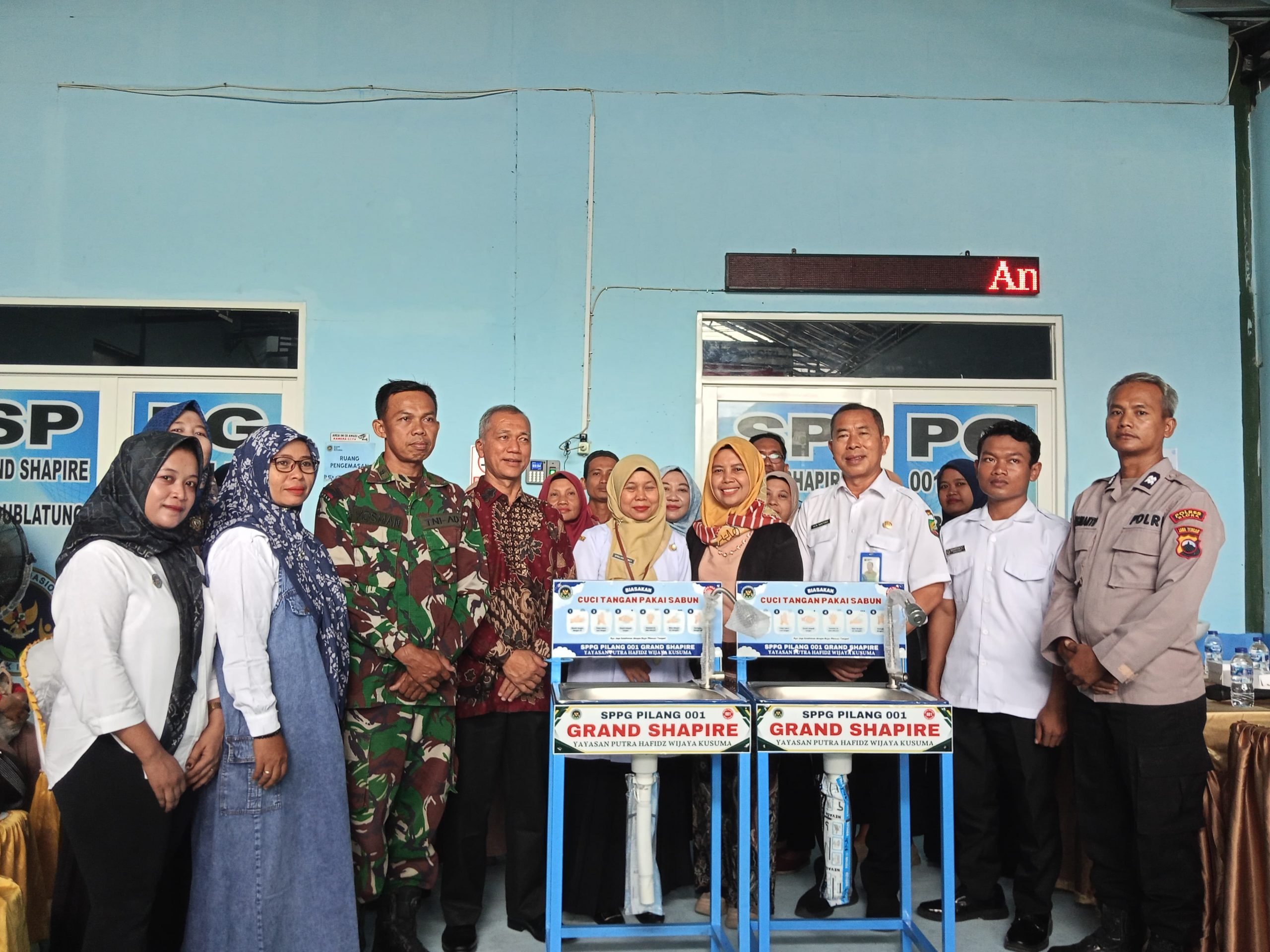 SPPG Grand Saphire Pilang Salurkan CSR Wastafel untuk Dukung Program MBG dan Hidup Sehat di Sekolah