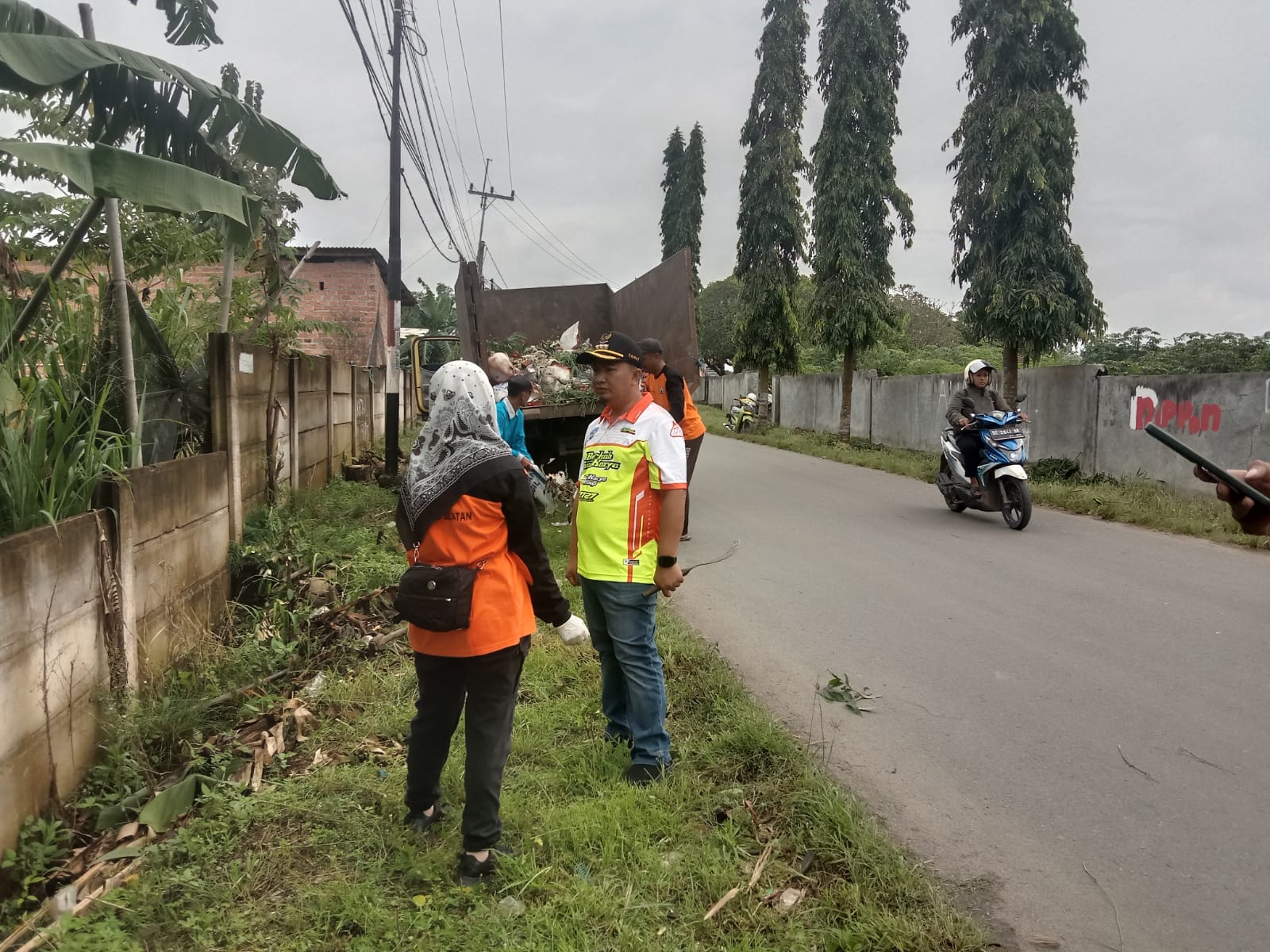 Refleksi Awal Tahun 2026,Camat Jati Agung Pimpin Pembersihan Sampah Serta Menghimbau Warga Masyarakat Agar Tidak Buang Sampah Sembarangan