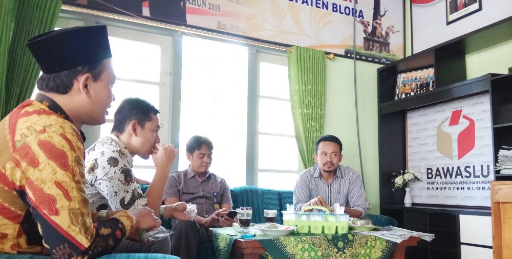 Babinsa Jalin Silaturahmi dengan Warga Melalui Komsos