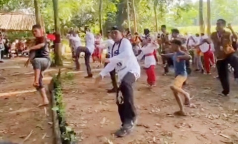 Dwi Riyanto Turun ke Arena, Ikut Menari Beksan Wanara di Srawung Seni Sawah V Lampung Selatan