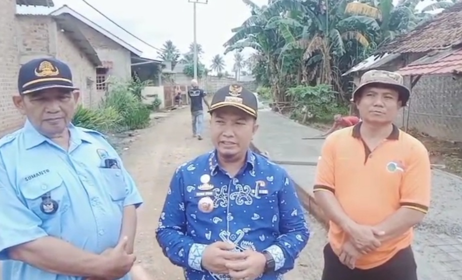 Peroleh CSR Tiga Perusahaan,Pemerintah Desa Karang Anyar Bangun Jalan RIGID PAVEMENT