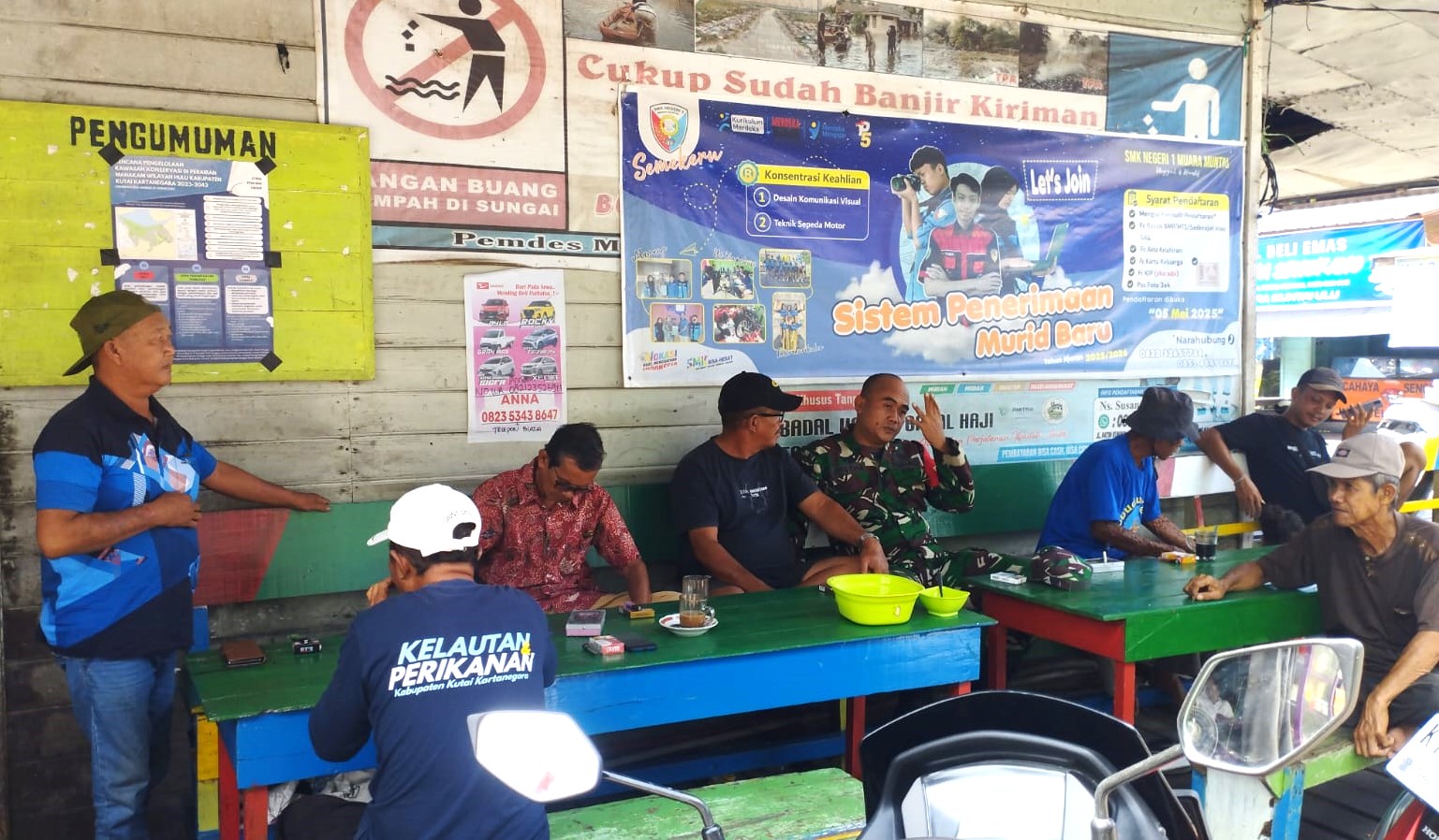Babinsa Muara Muntai Ilir Pastikan Wilayah Binaan Aman, Lakukan Komsos di Warung Kopi