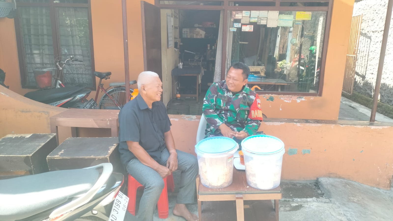 Bincang Santai, Cara Ampuh Babinsa Kemlayan Bangun Kedekatan dengan Warga
