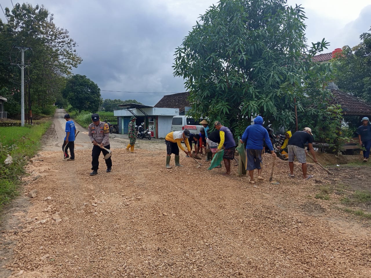Swadaya Warga Perbaiki Jalan Rusak Parah, Desak Pemerintah Jadikan Prioritas