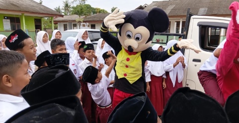 Disambut Mickey Mouse, Murid MI Candipuro Ceria Menyantap MBG