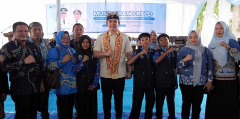 Tiga Siswa SMPN Satap 2 Kalianda Dapat Tabungan Pendidikan dari Bupati Egi