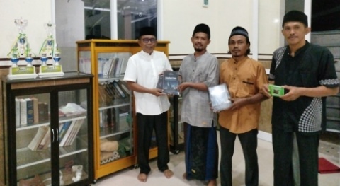 Tumbuhkan Budaya Literasi, Jelang Ramadlan Dwi Riyanto Bagikan Buku Untuk Perpustakaan Masjid