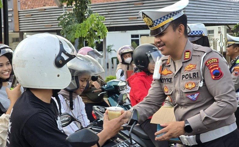 Humanis ke Pengendara, AKP Royke Noldy Berbagi Ratusan Takjil di Ramadan 2026