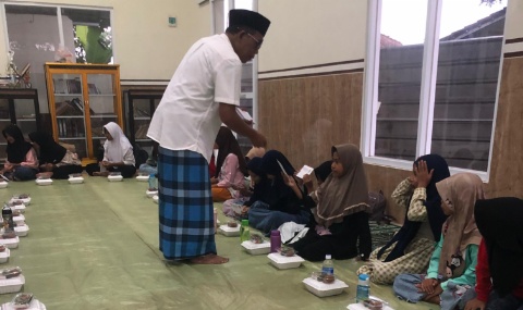Sentuhan Ramadan di Rumah Tahfidz, Dwi Riyanto Bagikan “Amplop Spirit”