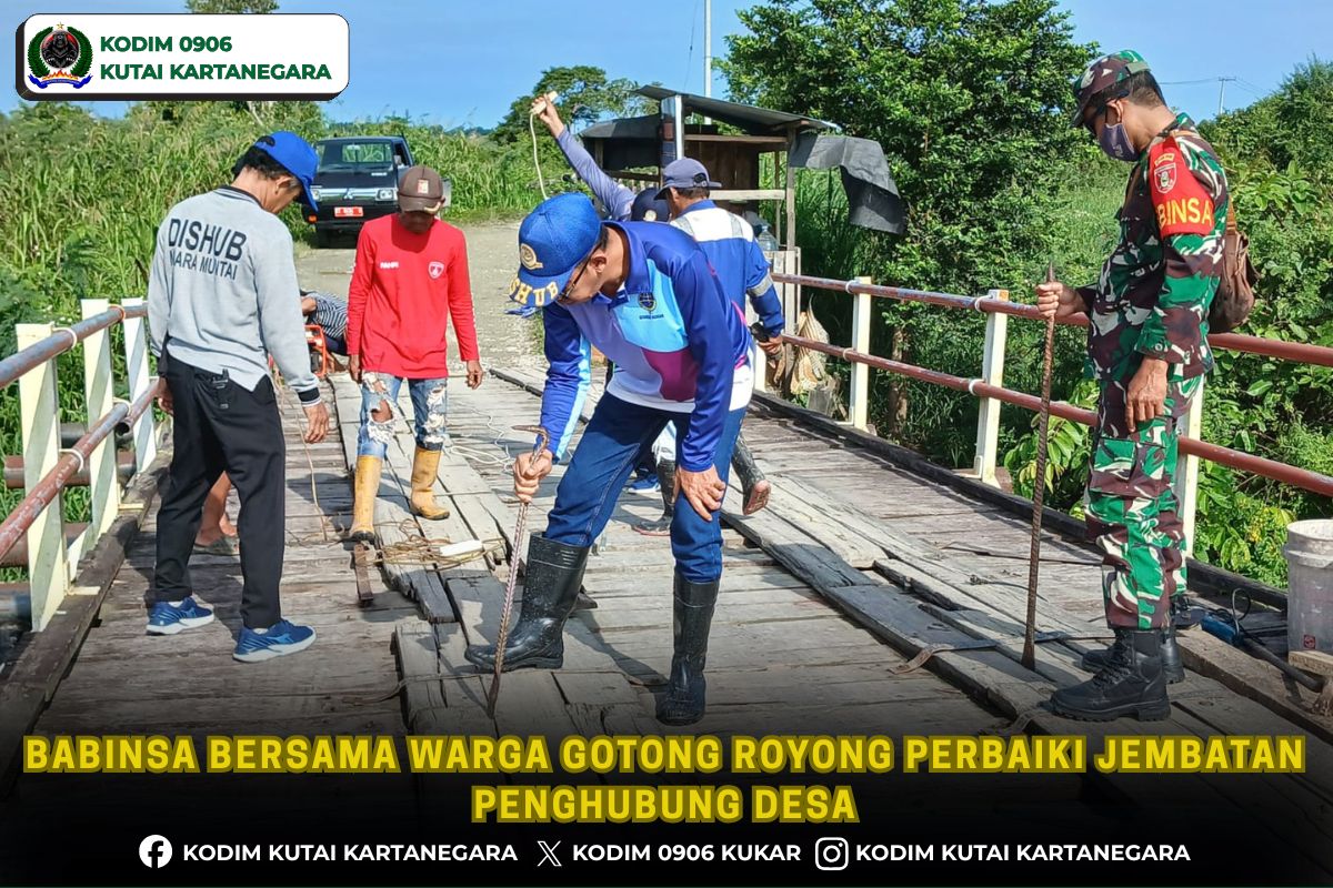 Babinsa Bersama Warga Gotong Royong Perbaiki Jembatan Penghubung Desa