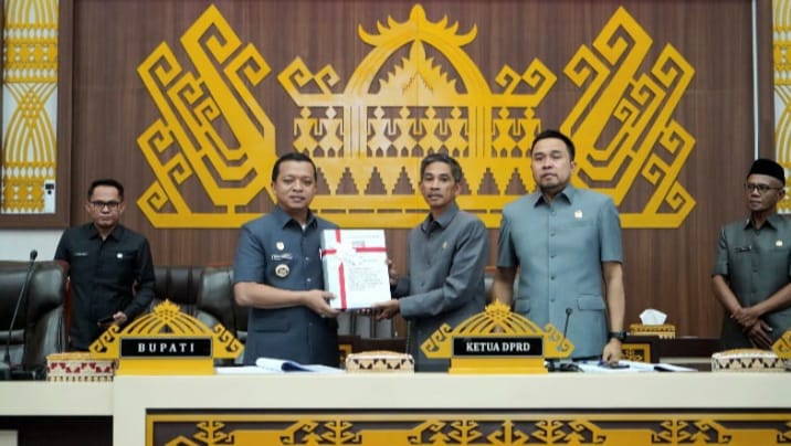 Bupati Pringsewu Sampaikan LKPJ Ta-2025, Dalam Rapat Paripurna