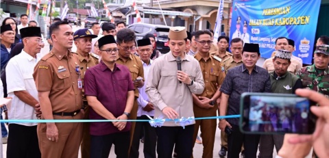 Jalan Mulus, Harapan Tumbuh: Bupati Resmikan Dua Ruas Strategis di Penengahan