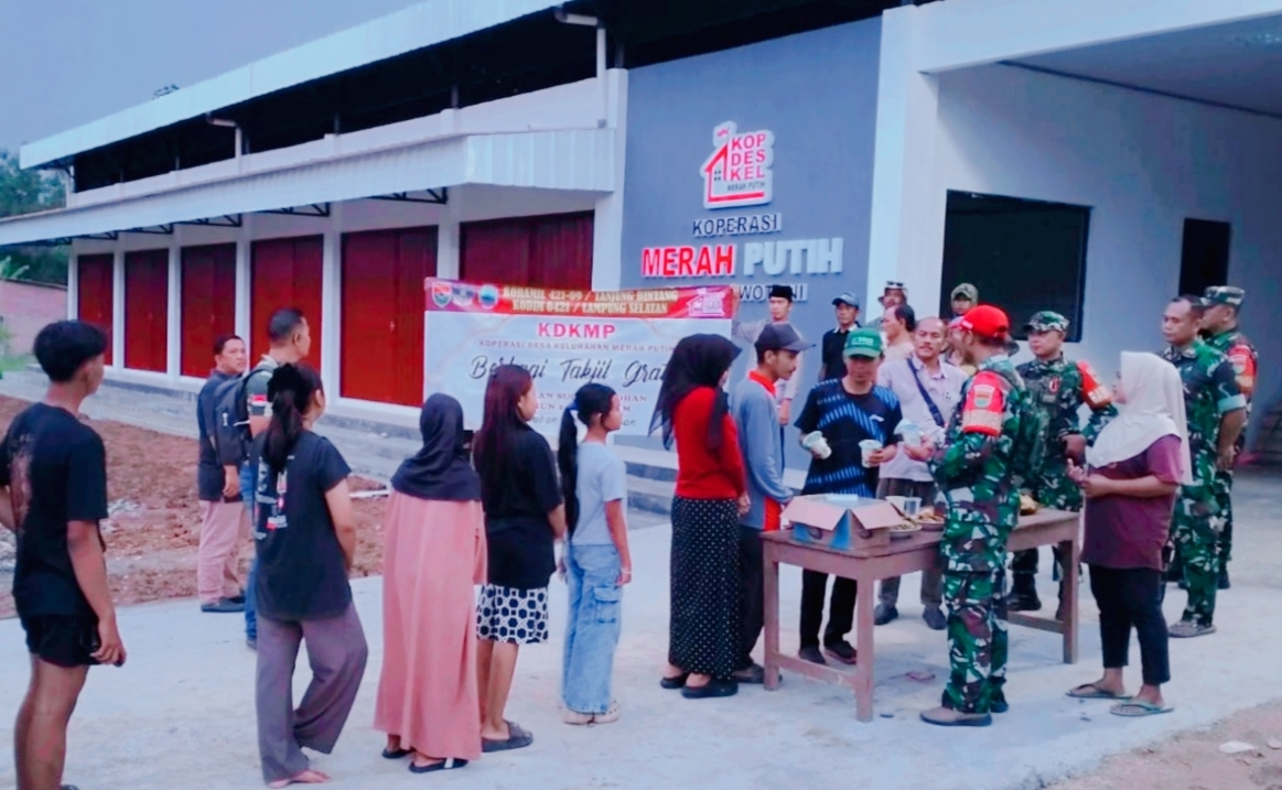 Koramil 421-09/Tjb Berbagi Takjil Geratis Di KDKMP Desa Purwotani