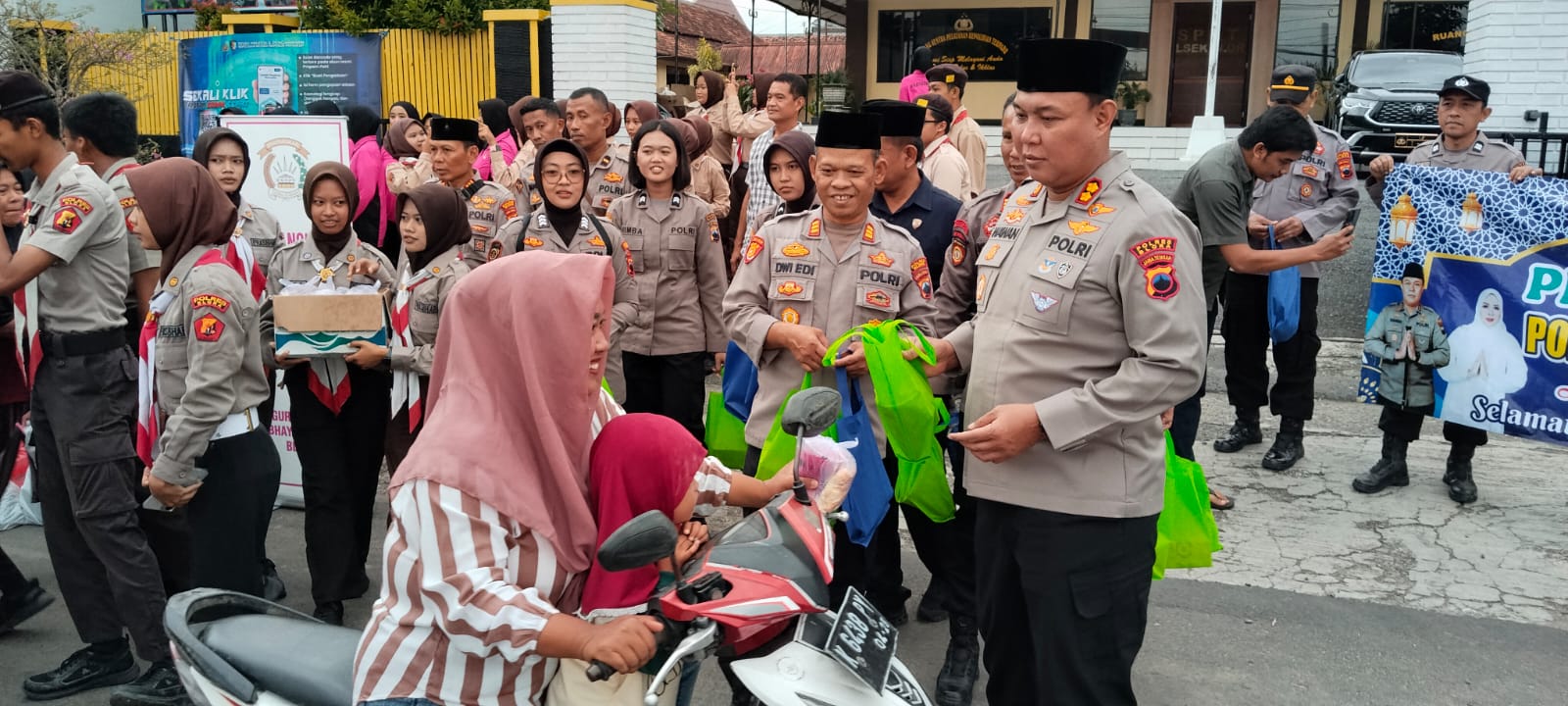 Polres Blora Tanam Ribuan Bibit Cabai dan Bagikan Takjil di Mapolsek