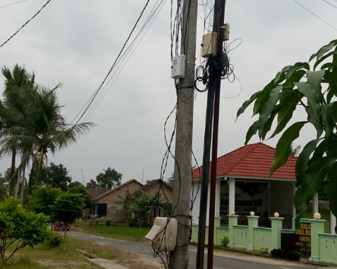 Jaringan Internet Nempel di Tiang Listrik, Warga Candipuro Khawatirkan Keselamatan