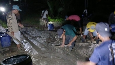 12 Tahun Dibiarkan Rusak, Warga Talang Baru Bangun Jalan Sendiri Tengah Malam