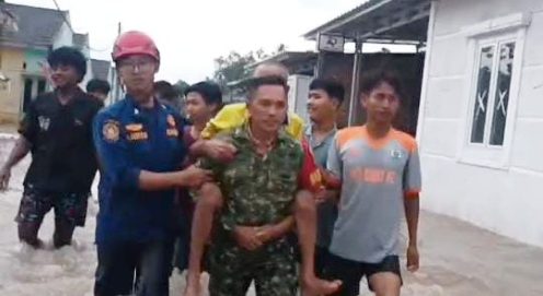 Aksi Heroik Sertu Doni,Gendong Lansia Yang Terdampak Banjir Di Wilayah Binaan