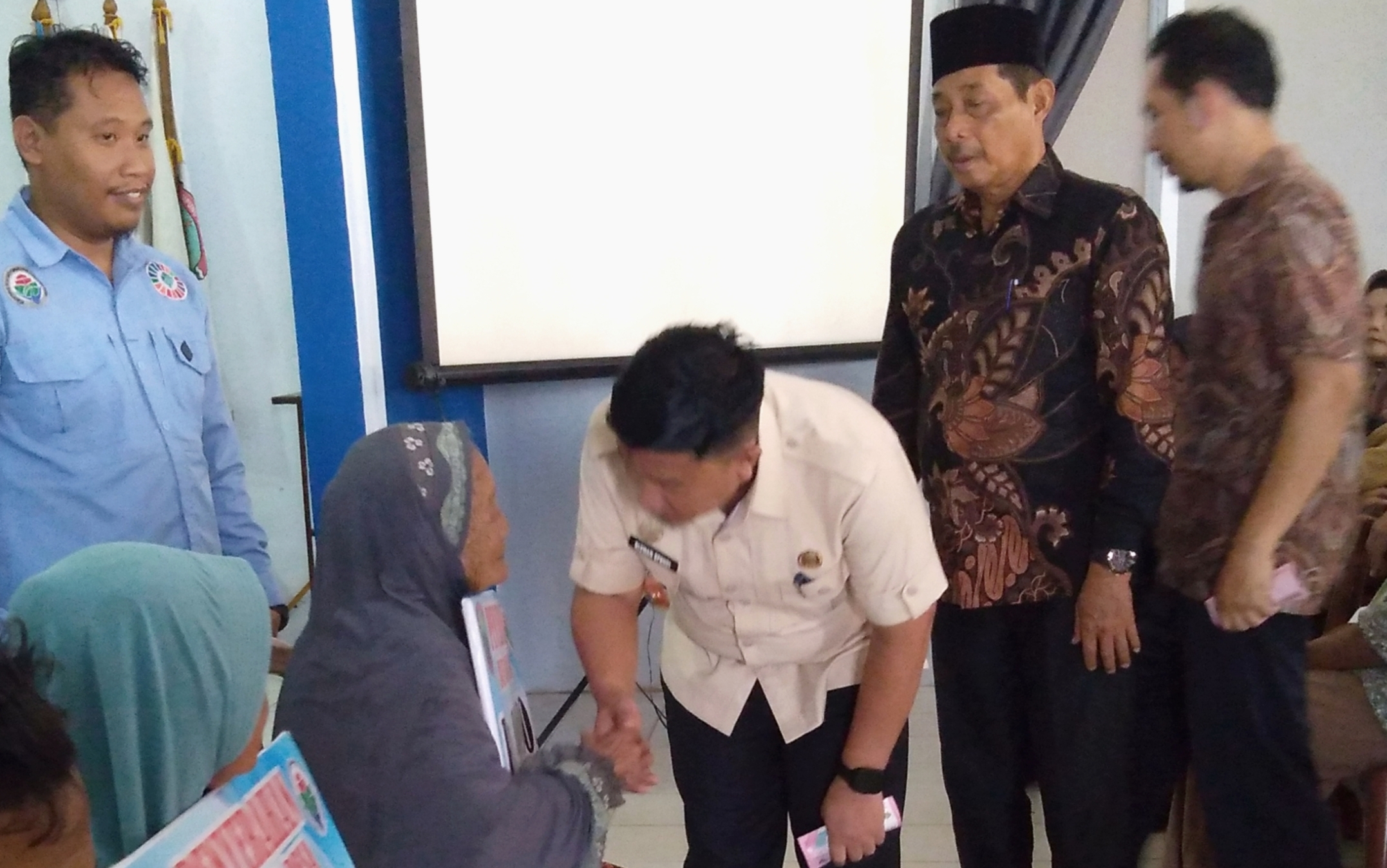 Kades Didampingi Camat Salurkan BLT-DD Serta Intensif Para Kader Di Desa Jatimulyo