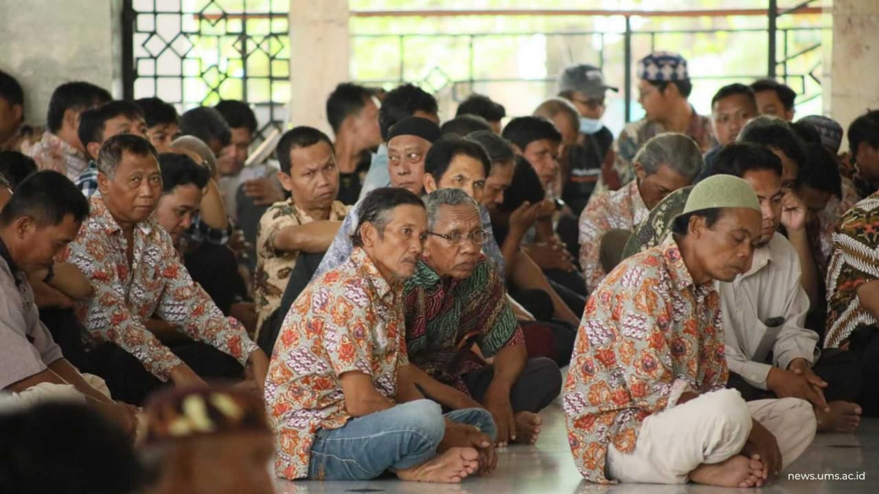 MOMENTUM ISTIMEWA, LPPIK UMS Bersama Mitra Bagikan Bingkisan Lebaran Kepada Ratusan Tenaga Outsourcing