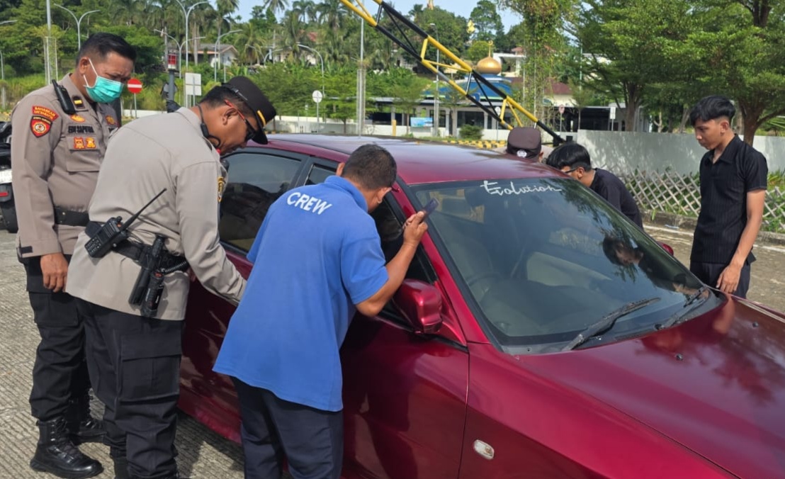 Bermodal Ranting Kayu,Polisi Sigap Beri Bantuan Pemudik