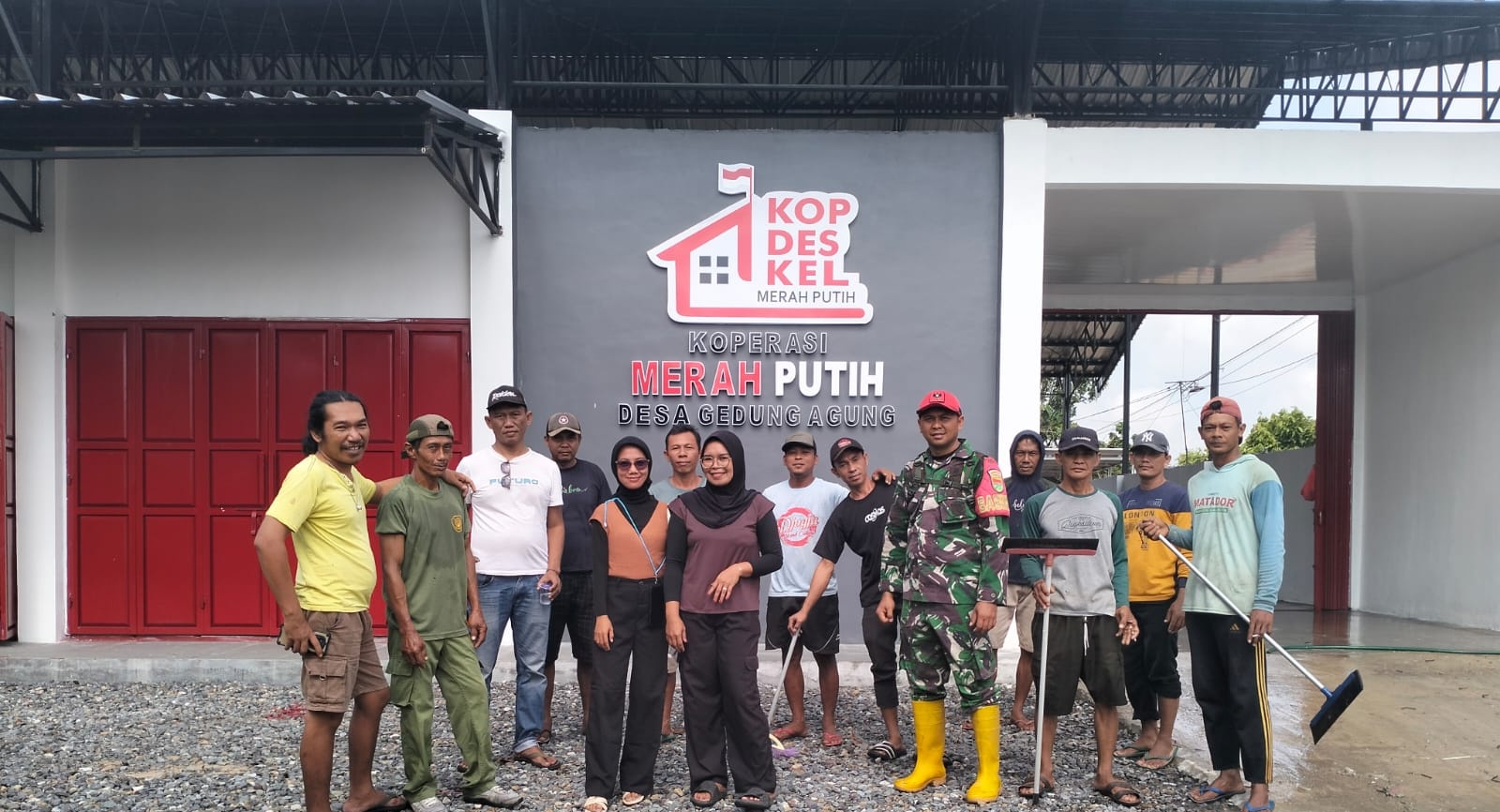 Banbinsa bersama masyarakat desa Gedung Agung Gotong royong pembersihan di gedung KDKMP