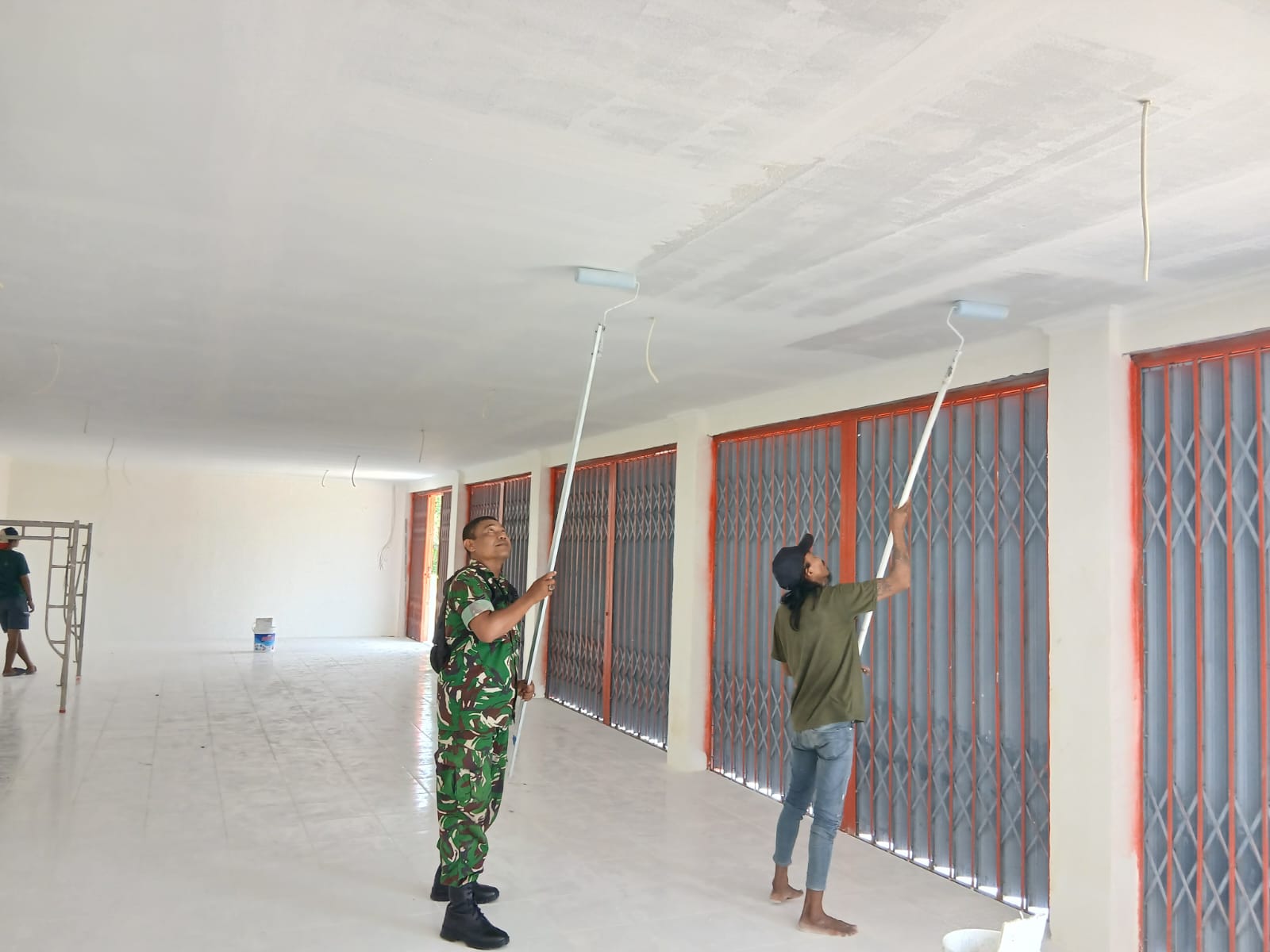 Babinsa Sertu Bunawan Aktif Pantau dan Bantu Progres Pembangunan KDKMP di Nglungger