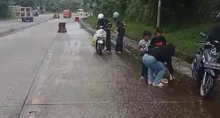 Hati-Hati Melintas! Tumpahan CPO di Tarahan Berpotensi Picu Kecelakaan