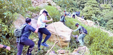Mitigasi Nyata, Bupati Egi Tinjau dan Hijaukan Area Longsor Gunung Rajabasa