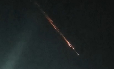 Viral! Video Cahaya Misterius Membelah Langit Lampung Selatan