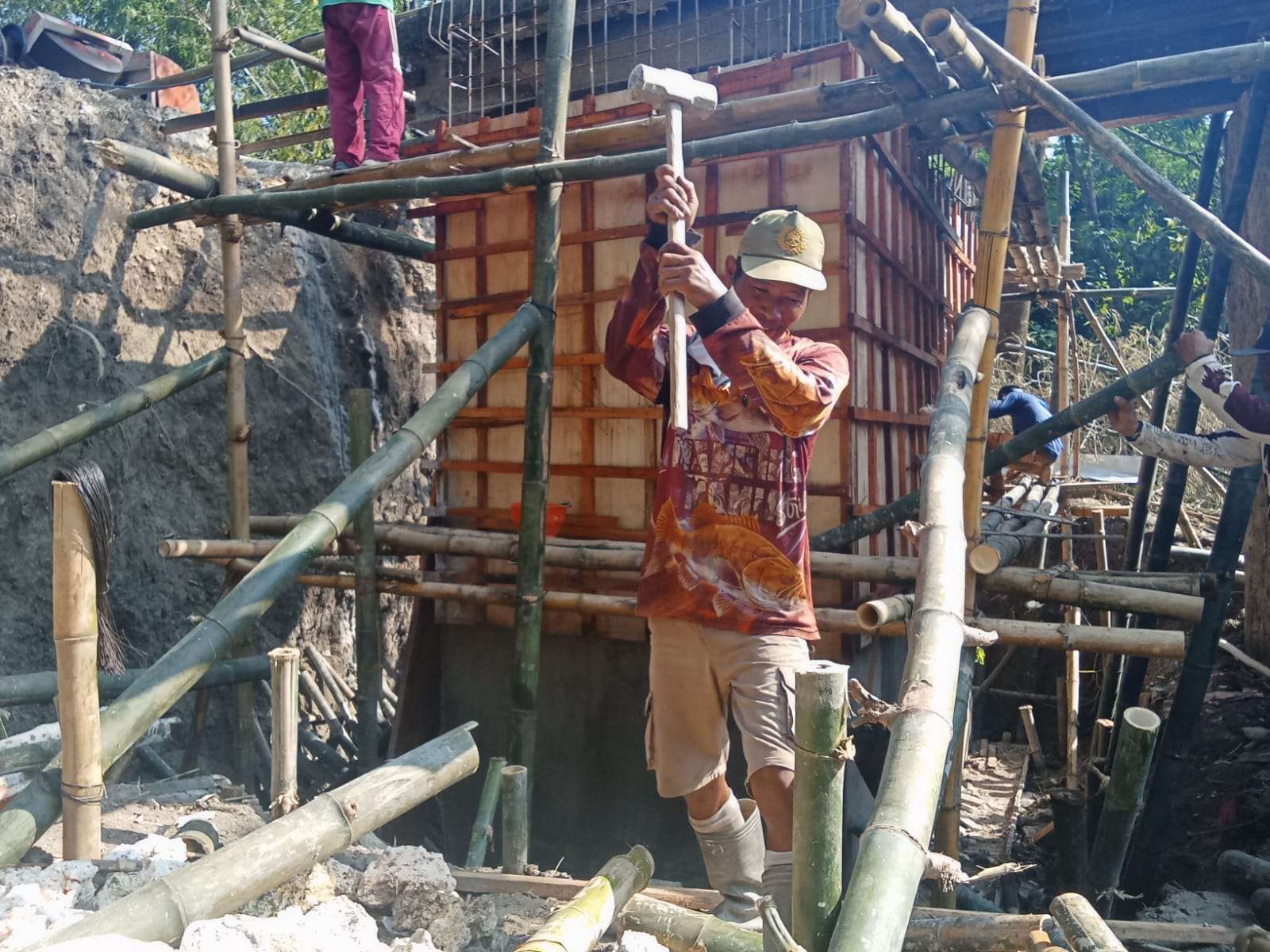 Warga dan Kodim Blora Gotong Royong Bangun Jembatan Garuda