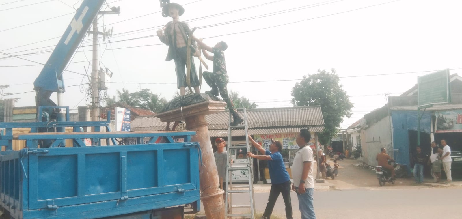 Aksi Sertu Doni Dalam Perbaikan Ikon Tugu Tani Desa Marga Agung Pasca Terjadi Laka Tunggal