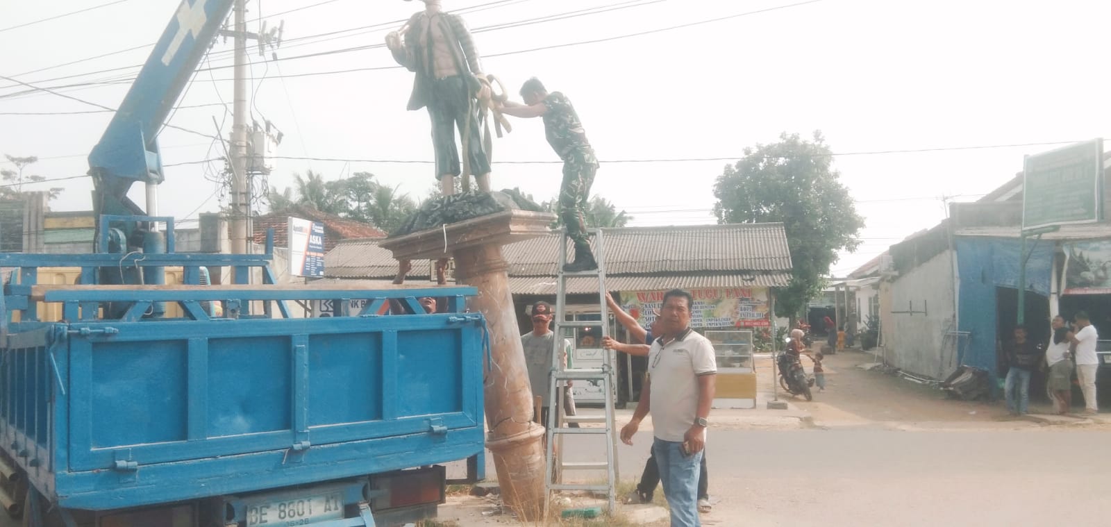 Gerak Cepat Suharno Kades Marga Agung Pimpin Perbaikan Tugu Tani Ikon Desa Marga Agung Pasca Laka Tunggal