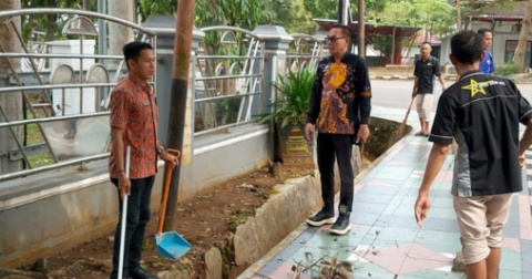 Program Helau Digelorakan, Setwan DPRD Lamsel Bersih Kantor hingga Doa Bersama