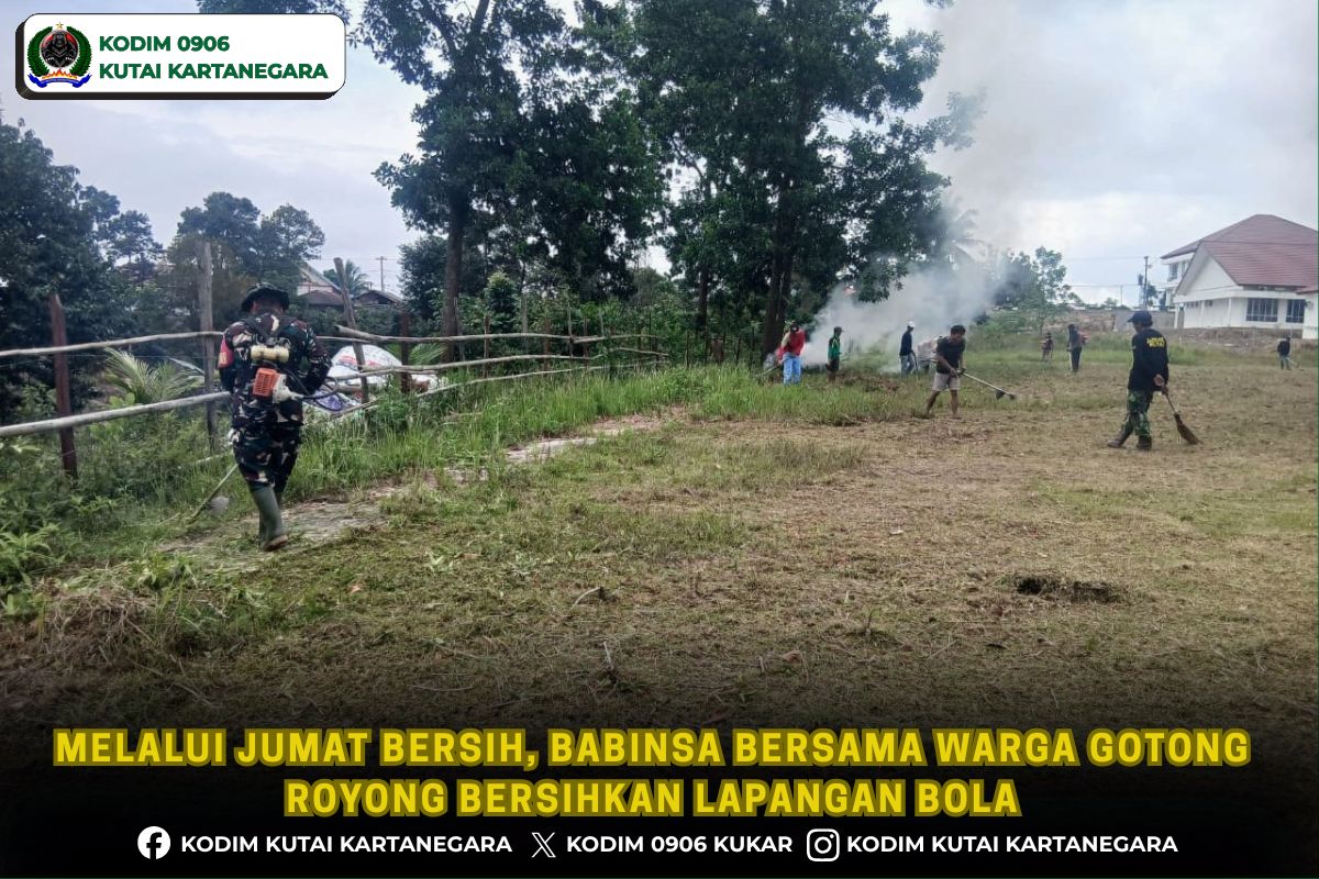 Melalui Jumat Bersih, Babinsa Bersama Warga Gotong Royong Bersihkan Lapangan Bola
