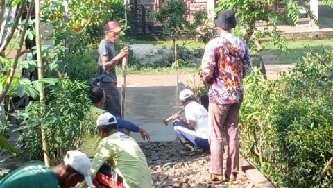 Tanpa Menunggu Anggaran, Warga Sidoasri Bangun Jalan Cor Beton dari Cara Swadaya
