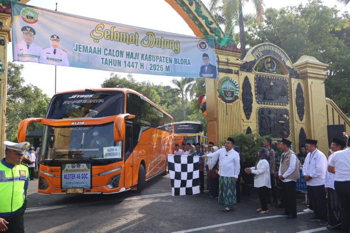 803 Jemaah Calon Haji Kabupaten Blora Diberangkatkan ke Tanah Suci