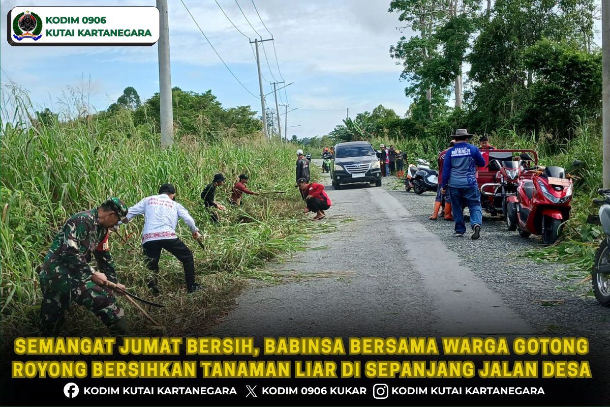 Semangat Jumat Bersih, Babinsa Bersama Warga Gotong Royong Bersihkan Tanaman Liar di Sepanjang Jalan Desa