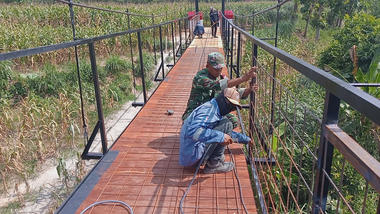 TNI dan Warga Gotong Royong Pasang Pagar Pengaman Jembatan Gantung Garuda