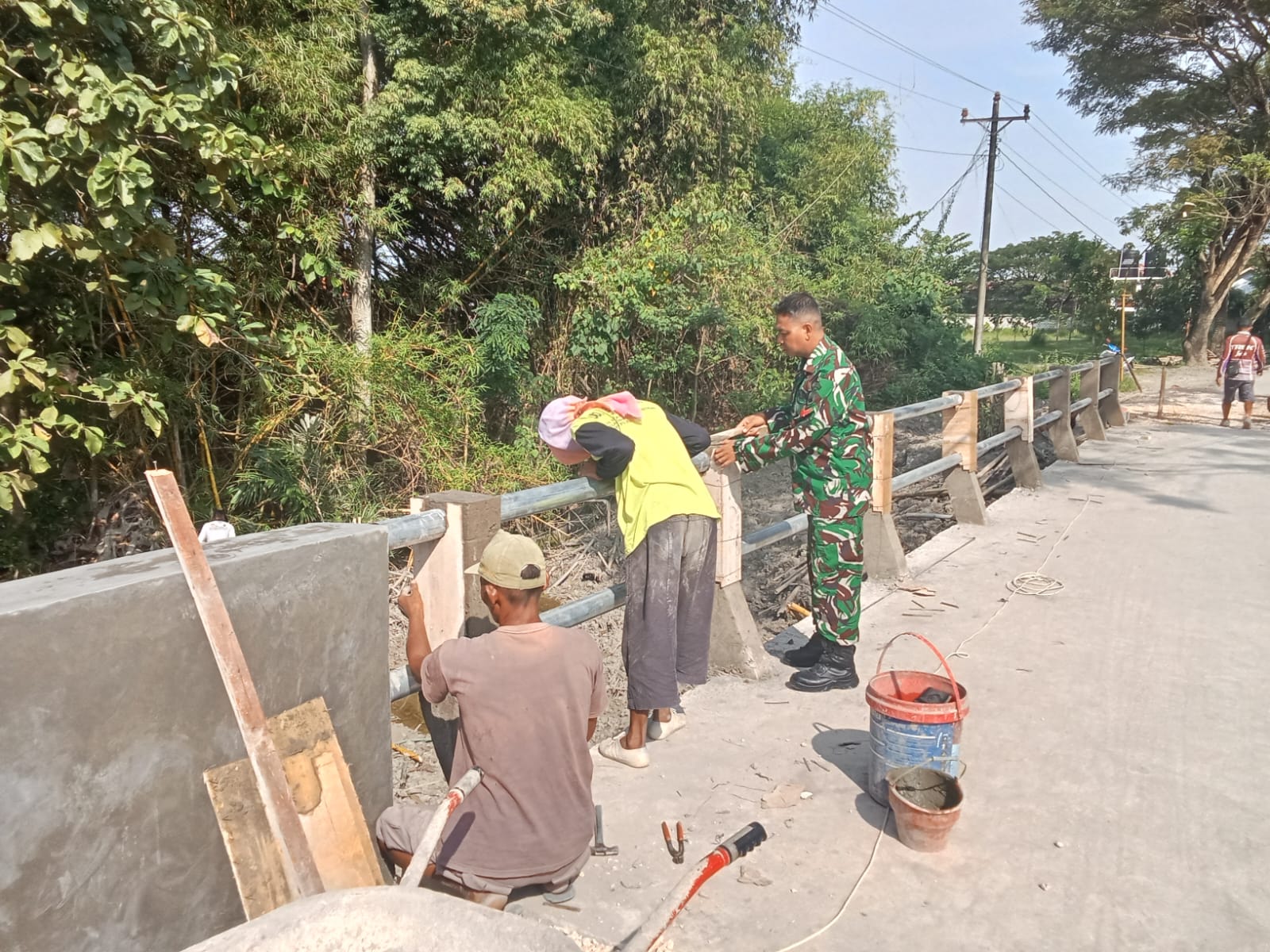 Gotong Royong TNI dan Warga Percepat Pembangunan Jembatan Garuda di Blora
