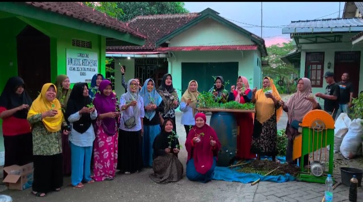 Lurah Mlangsen Bagikan Ratusan Bibit Sayur untuk Warga RT 02 RW 03