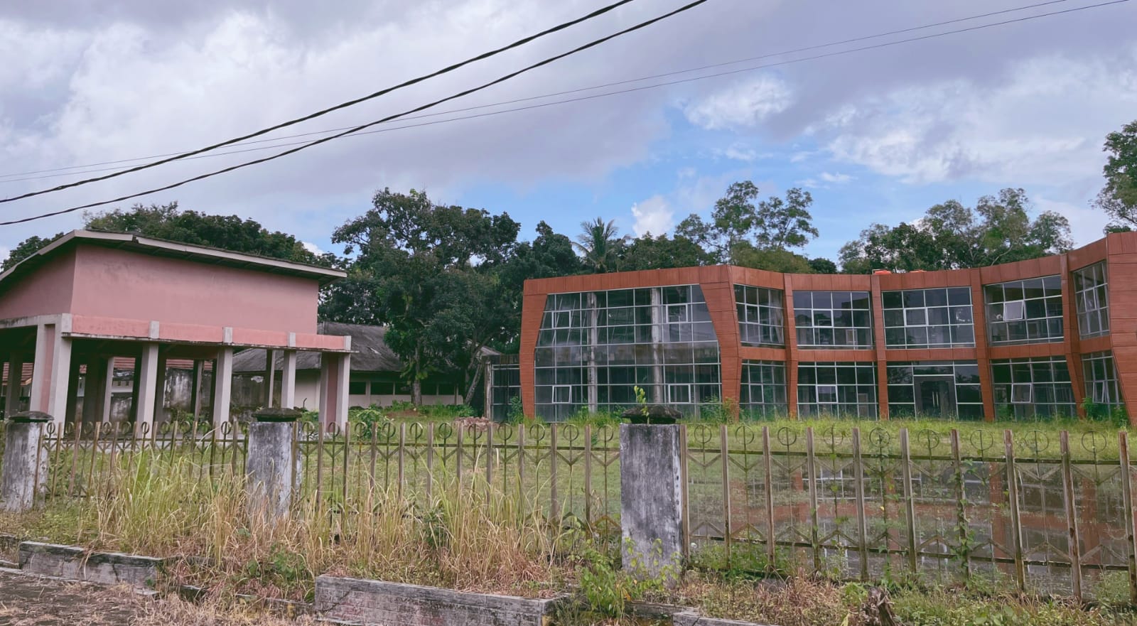 Gedung MPP,Gedung Kaca Dan Jembatan Way Bungur Mangkrak Mendapat Sorotan Tajam,LSM PRO RAKYAT Desak Kejati Lampung Periksa Bupati Lamtim